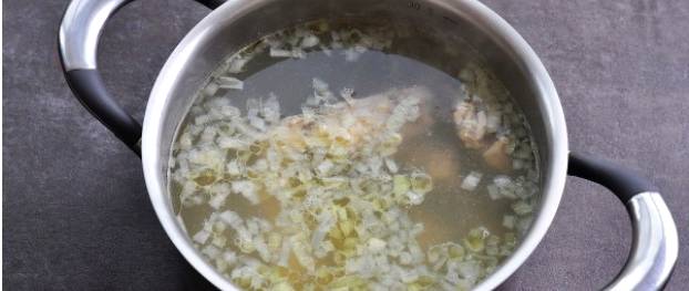 Суп с консервированной фасолью в томатном соусе и курицей