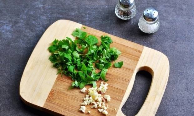 Суп с консервированной фасолью в томатном соусе и курицей