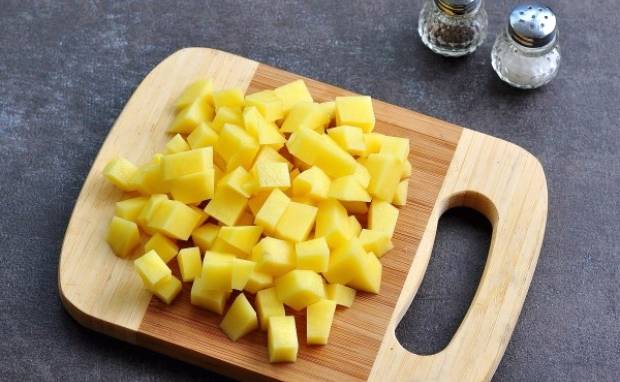 Суп с консервированной фасолью в томатном соусе и курицей
