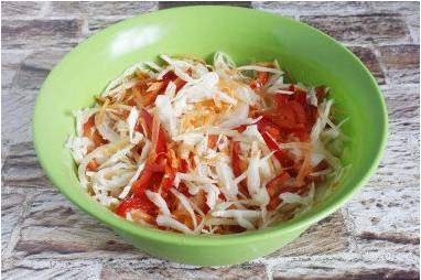 Салат из капусты с морковью, болгарским перцем и уксусом