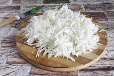 Салат из капусты с морковью, болгарским перцем и уксусом