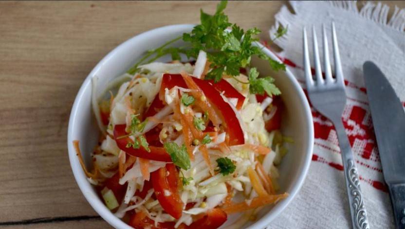 Салат из капусты с морковью, болгарским перцем и луком