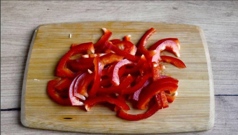 Салат из капусты с морковью, болгарским перцем и луком