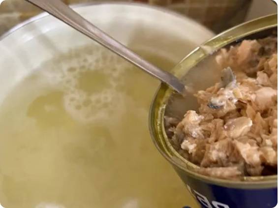Рыбный суп из консервов горбуши с рисом и картошкой