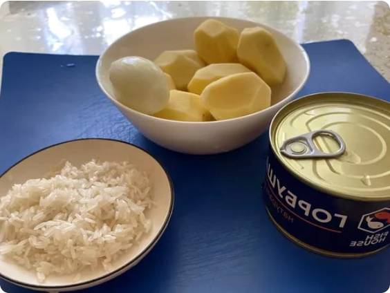 Рыбный суп из консервов горбуши с рисом и картошкой