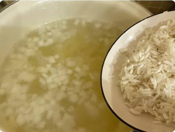 Рыбный суп из консервов горбуши с рисом и картошкой