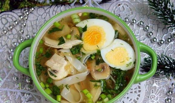 Куриный суп с лапшой и грибами