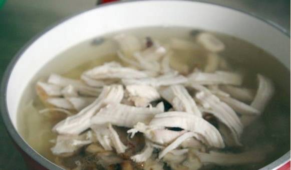 Куриный суп с лапшой и грибами