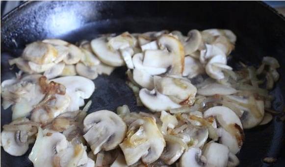 Куриный суп с лапшой и грибами