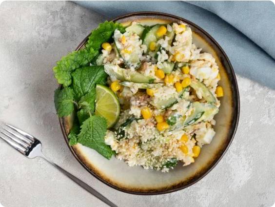 Салат из консервированной горбуши с рисом, яйцом и кукурузой