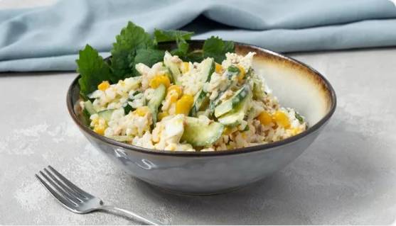 Салат из консервированной горбуши с рисом, яйцом и кукурузой