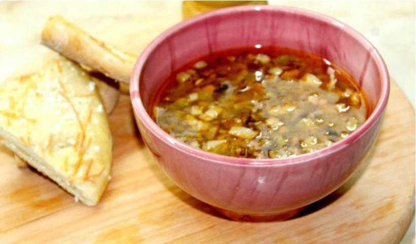 Суп с маслинами и копченой колбасой
