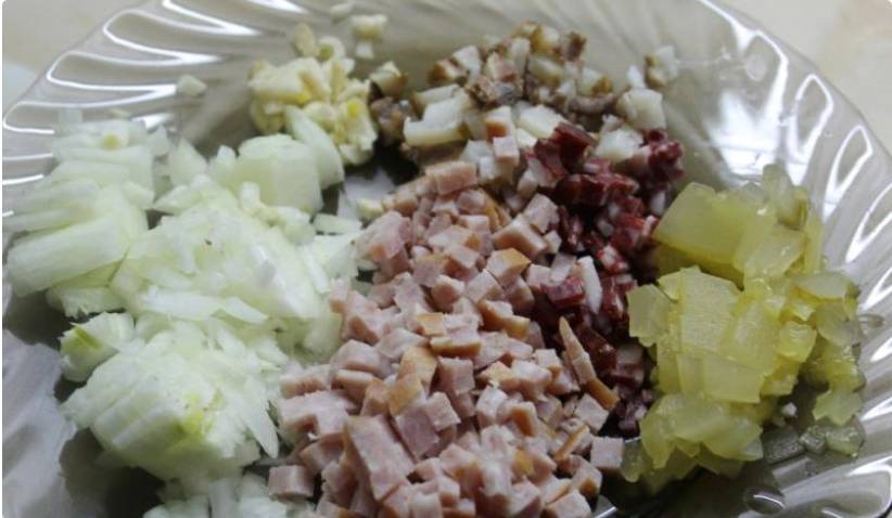 Суп с маслинами и копченой колбасой