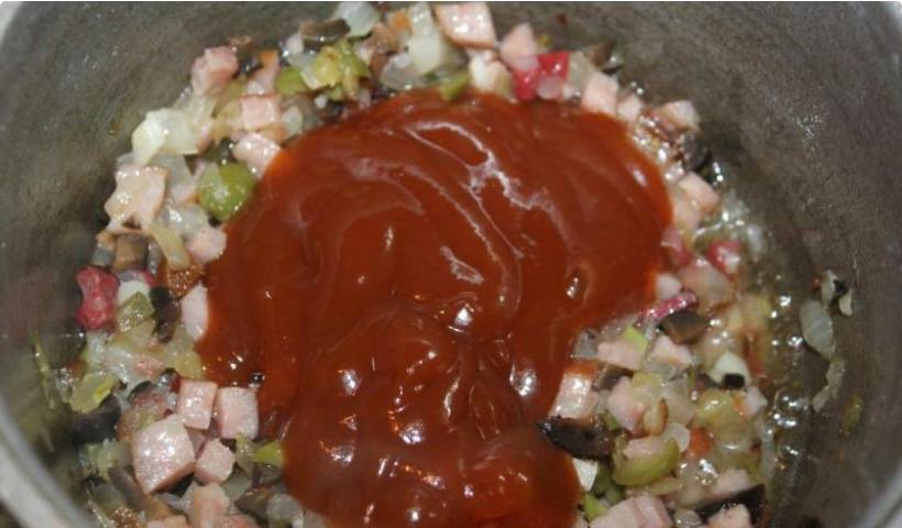 Суп с маслинами и копченой колбасой
