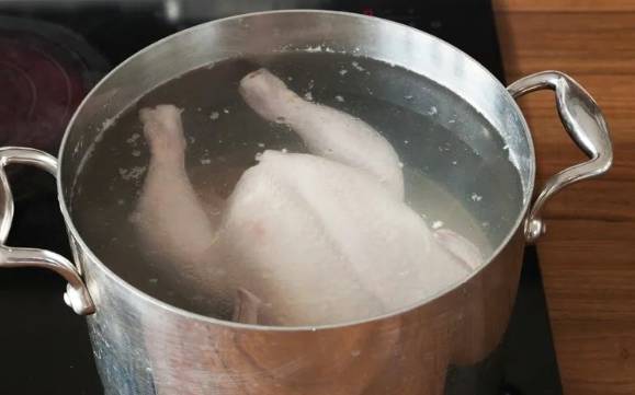 Суп из свежей капусты с курицей и картошкой
