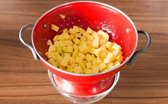 Суп из свежей капусты с курицей и картошкой