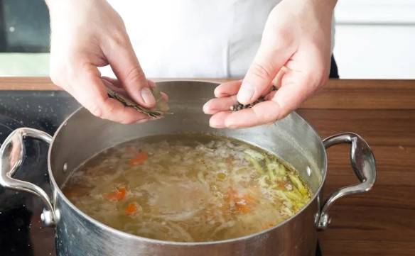 Суп из свежей капусты с курицей и картошкой