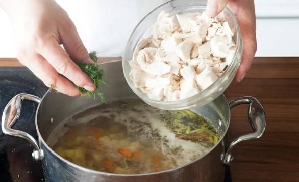 Суп из свежей капусты с курицей и картошкой