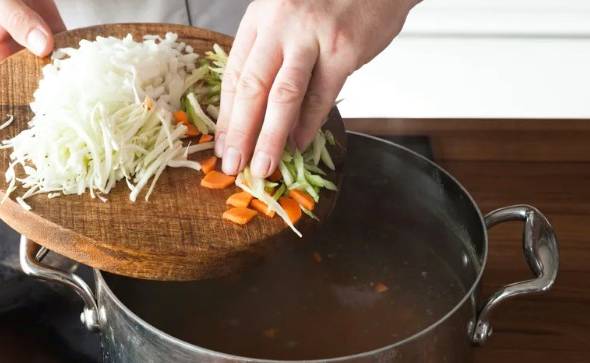 Суп из свежей капусты с курицей и картошкой