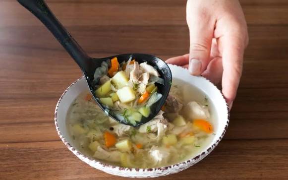 Суп из свежей капусты с курицей и картошкой