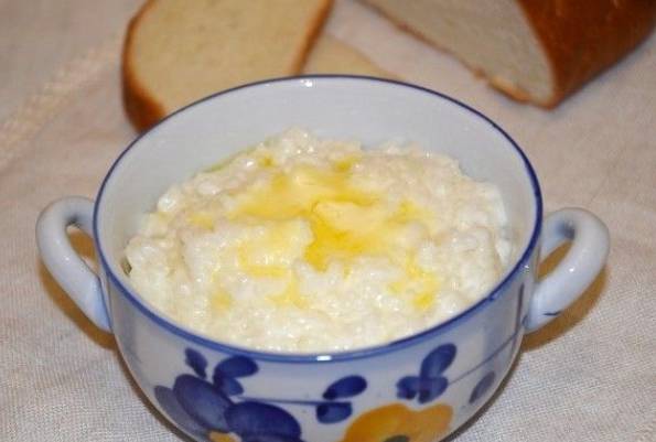 Рисовая каша на молоке и воде в кастрюле