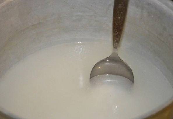 Рисовая каша на молоке и воде в кастрюле