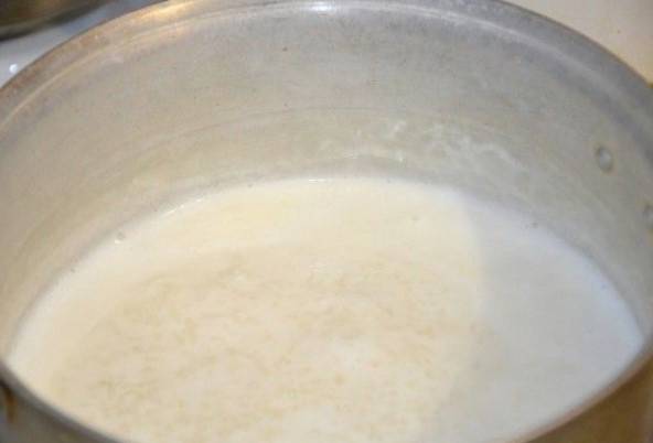 Рисовая каша на молоке и воде в кастрюле
