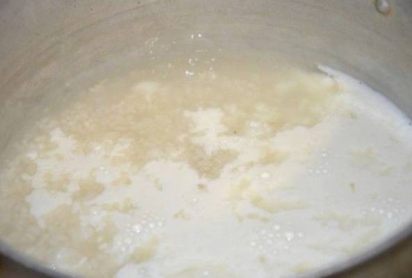 Рисовая каша на молоке и воде в кастрюле