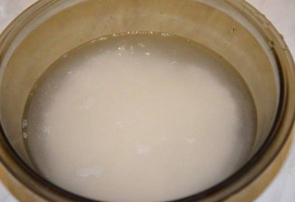 Рисовая каша на молоке и воде в кастрюле