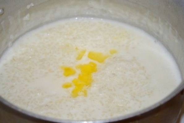 Рисовая каша на молоке и воде в кастрюле