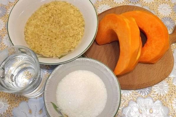 Рисовая каша с тыквой на воде в кастрюле