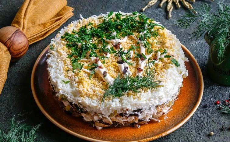 Салат «Березка» с куриным филе, черносливом, огурцом с грибами
