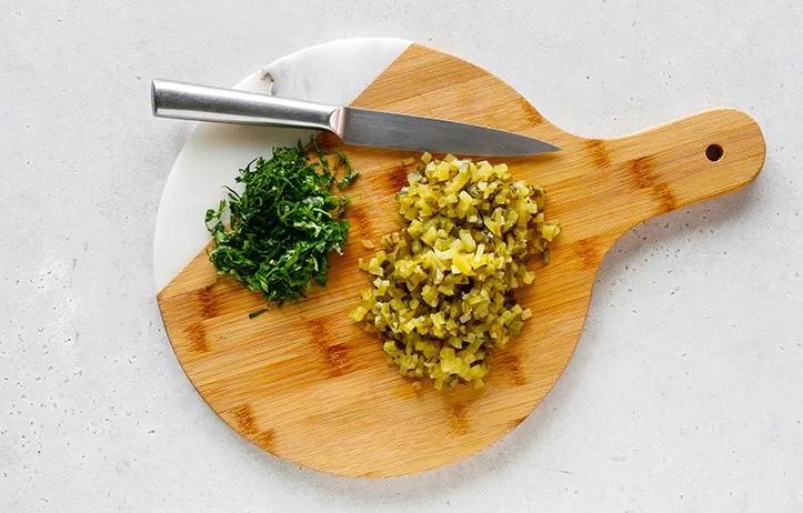 Салат «Березка» с куриным филе, черносливом, огурцом с грибами