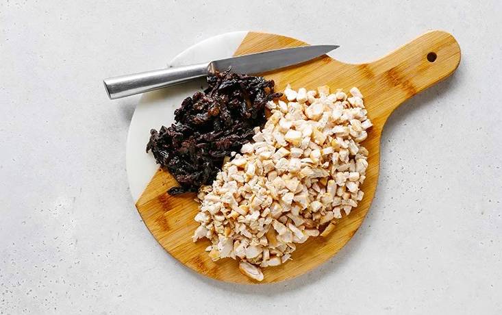 Салат «Березка» с куриным филе, черносливом, огурцом с грибами