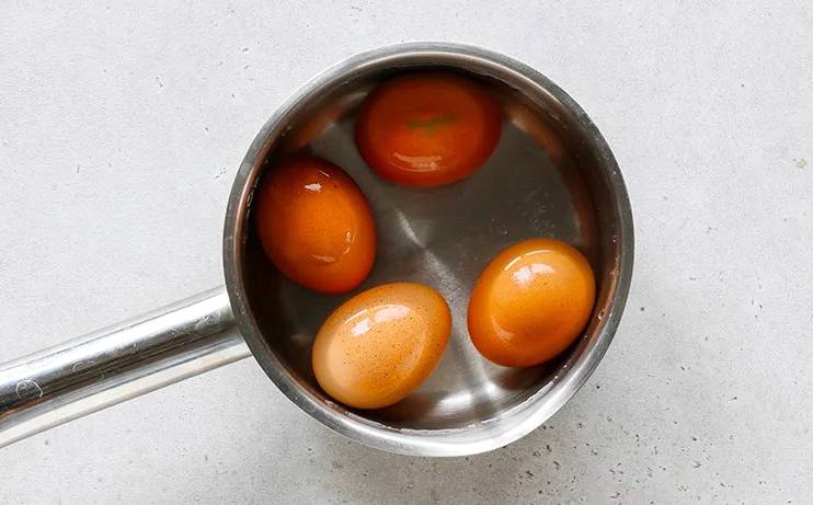 Салат «Березка» с куриным филе, черносливом, огурцом с грибами