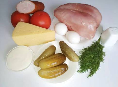Салат «Валенсия» с курицей и ветчиной