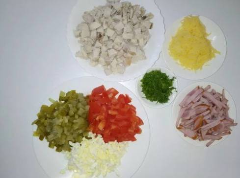 Салат «Валенсия» с курицей и ветчиной