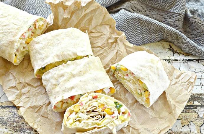 Салат с крабовыми палочками и яйцом в лаваше