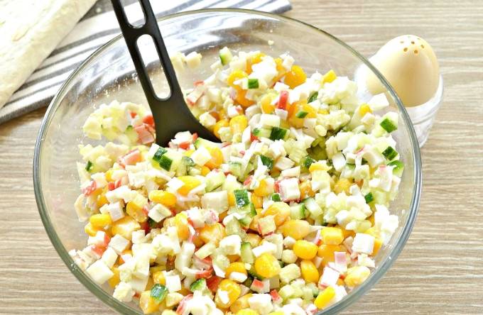 Салат с крабовыми палочками и яйцом в лаваше