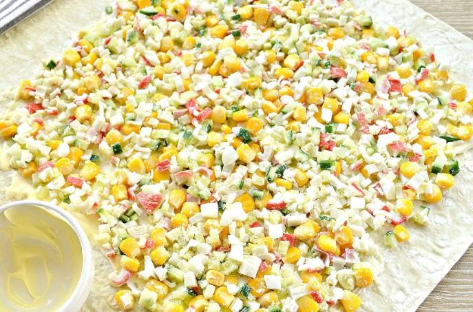Салат с крабовыми палочками и яйцом в лаваше