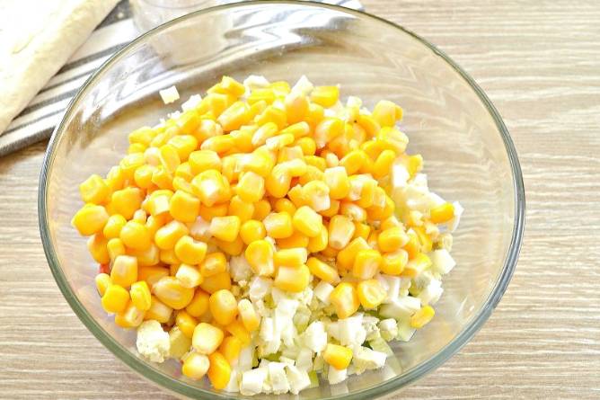 Салат с крабовыми палочками и яйцом в лаваше