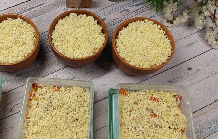 Салат с красной рыбой в креманках