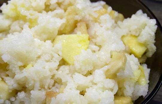 Рисовая каша с яблоками на воде