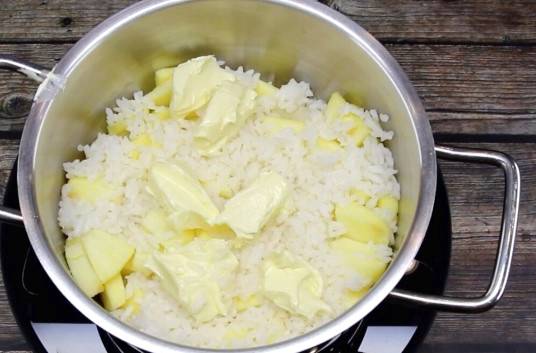 Рисовая каша с яблоками на воде