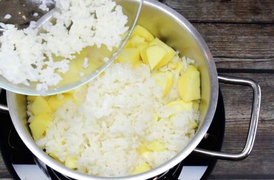 Рисовая каша с яблоками на воде