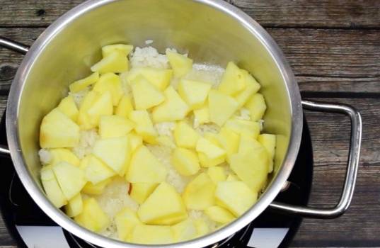 Рисовая каша с яблоками на воде