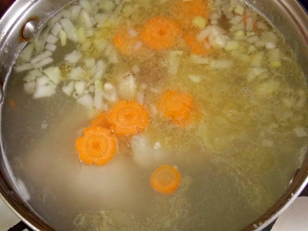 Куриный суп с домашней лапшой и картошкой