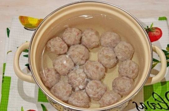 Суп с тефтелями и вермишелью с картошкой в кастрюле