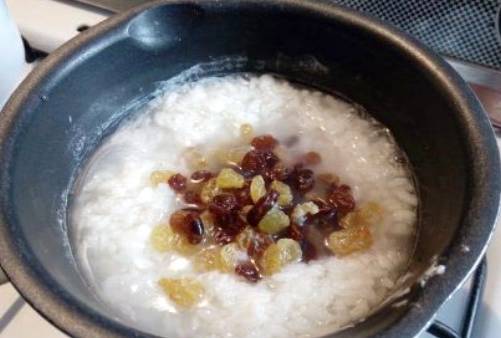 Рисовая каша на воде с изюмом