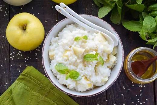 Рисовая каша с яблоками на молоке